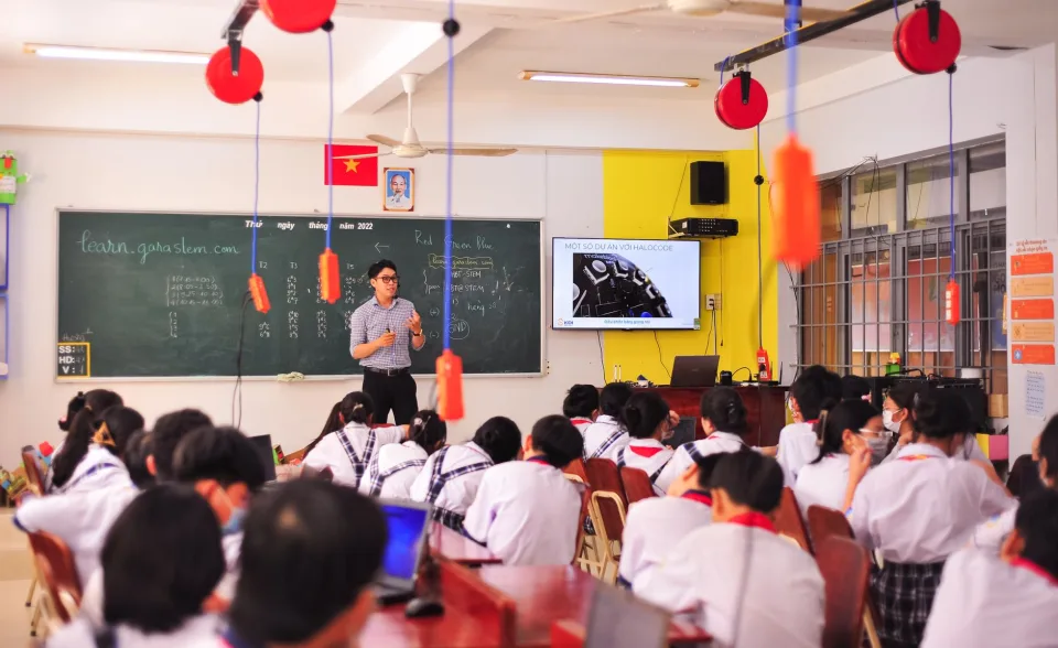Phụ huynh đưa con đi học